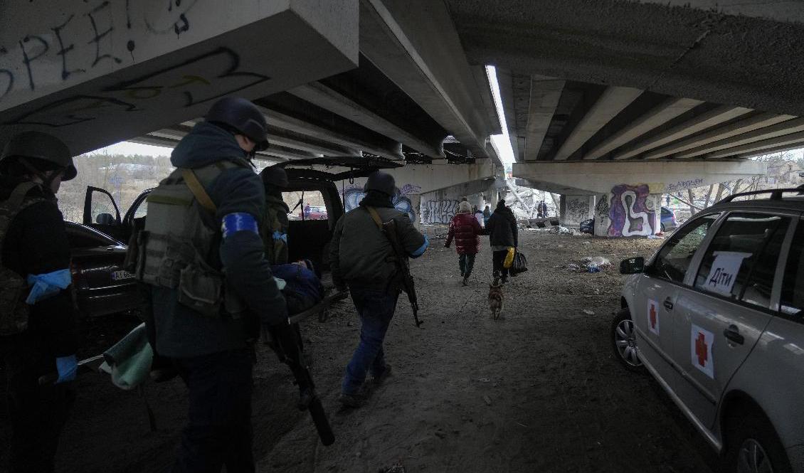 Journalisten ska ha dödats i Irpin nordväst om Kiev. Bilden är tagen vid ett tidigare tillfälle då ukrainsk militär evakuerar civila ur Irpin. Arkivbild Foto: Efrem Lukatsky/AP