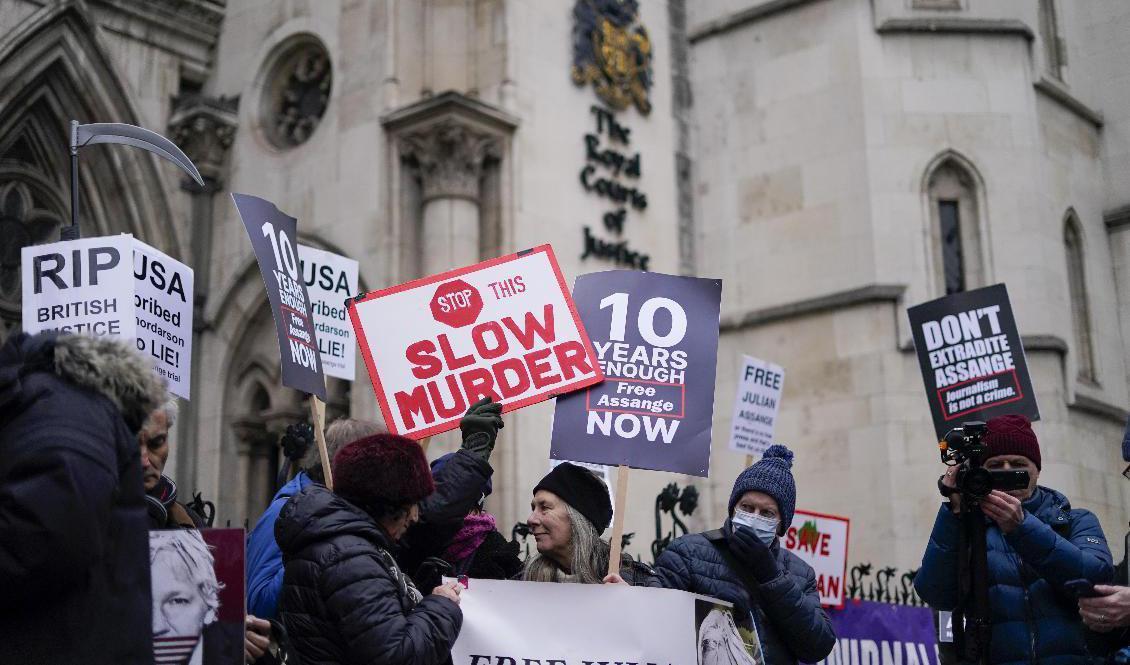 Manifestation i januari som kräver att Julian Assange släpps fri. Arkivbild. Foto: Alberto Pezzali/AP/TT