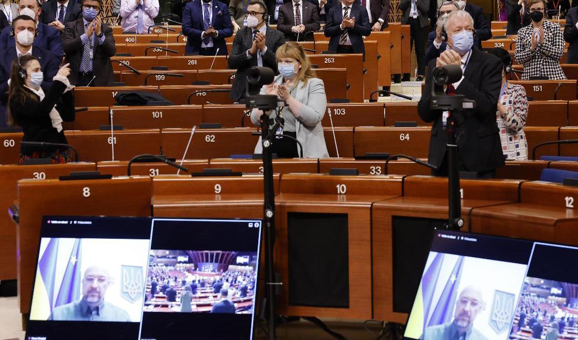 Stående ovationer för Ukrainas premiärminister Denys Sjmyhal i Europarådet under måndagen. Foto: Jean-Francois Badias/AP/TT