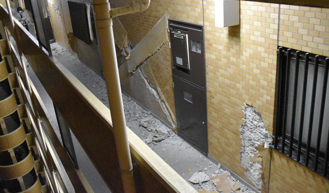 Väggar i ett bostadshus i Fukushima förstördes under skalvet. Foto: Kyodo News/AP/TT