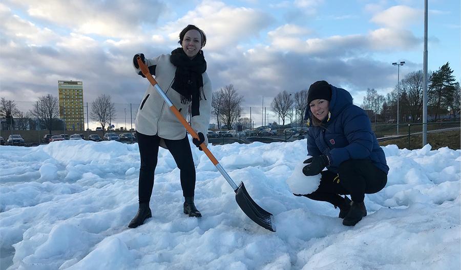 Anna Yttergård (t.v) och Matilda Rignell från utbildningskontoret är i full gång med att fixa vid skidlekplatsen i Vilunda. Foto: Uplands Väsby kommun