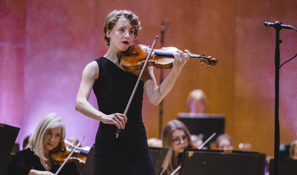 
21-åriga violinisten Alva Holm vann Solistpriset 2022. Tillsammans med Göteborgs Symfoniker framförde hon Mendelssohn. Foto: Francis Löfvenholm                                            