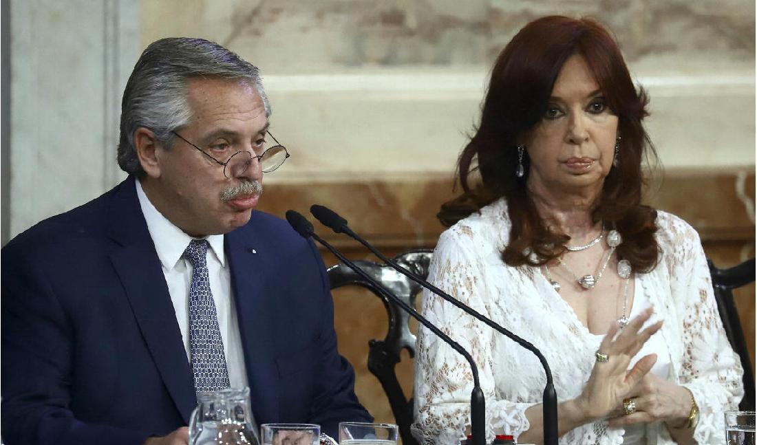 Argentinas president Alberto Fernandez (V) talar bredvid vicepresident Cristina Fernandez de Kirchner under invigningen av kongressen i Buenos Aires, den 1 mars 2022. Foto: Matias Baglietto Pool/AFP via Getty Images