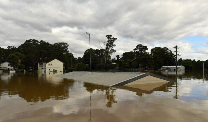Hawkesburyfloden har stigit kraftigt och översvämmat byggnader i Windsor, en förort i närheten av Sydney i New South Wales, den 9 mars 2022. Foto: 
Saeed Khan/AFP via Getty Images)