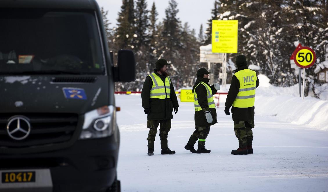 Hemvärnet hjälper polisen med gränsövervakning vid riksgränsen mellan Sverige och Norge i Grövelsjön i samband med covid-19-pandemin. Foto: Emy Åklundh/Försvarsmakten