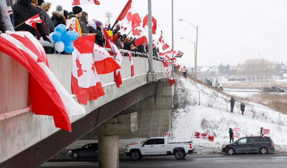 Folk visar sitt stöd för lastbilschaufförerna som är på väg mot den kanadensiska huvudstaden i Ottawa protest mot vaccinpass. Konvojen startade den 23 januari och anlände till Ottawa den 29 januari. Foto: Cole Burston/AFP via Getty Images