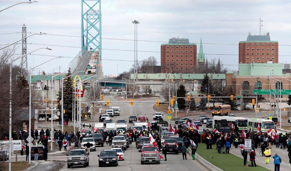 



Demonstranter blockerar Ambassador Bridge i Windsor i Kanada den 12 februari 2022. Foto: Jeff Kowalsky/AFP via Getty Images                                                                                                                                                                                