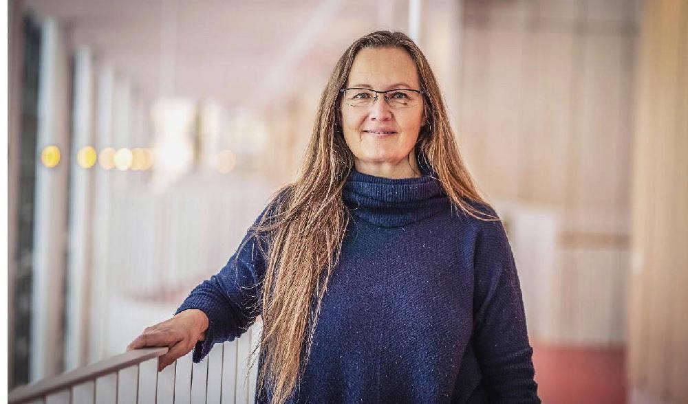 
Folksångerskan och professorn Susanne Rosenberg vid Kungliga Musikhögskolan i Stockholm upplever att hon är en länk i en lång kedja av tidigare sångare. Foto: Sofia Drevemo                                            
