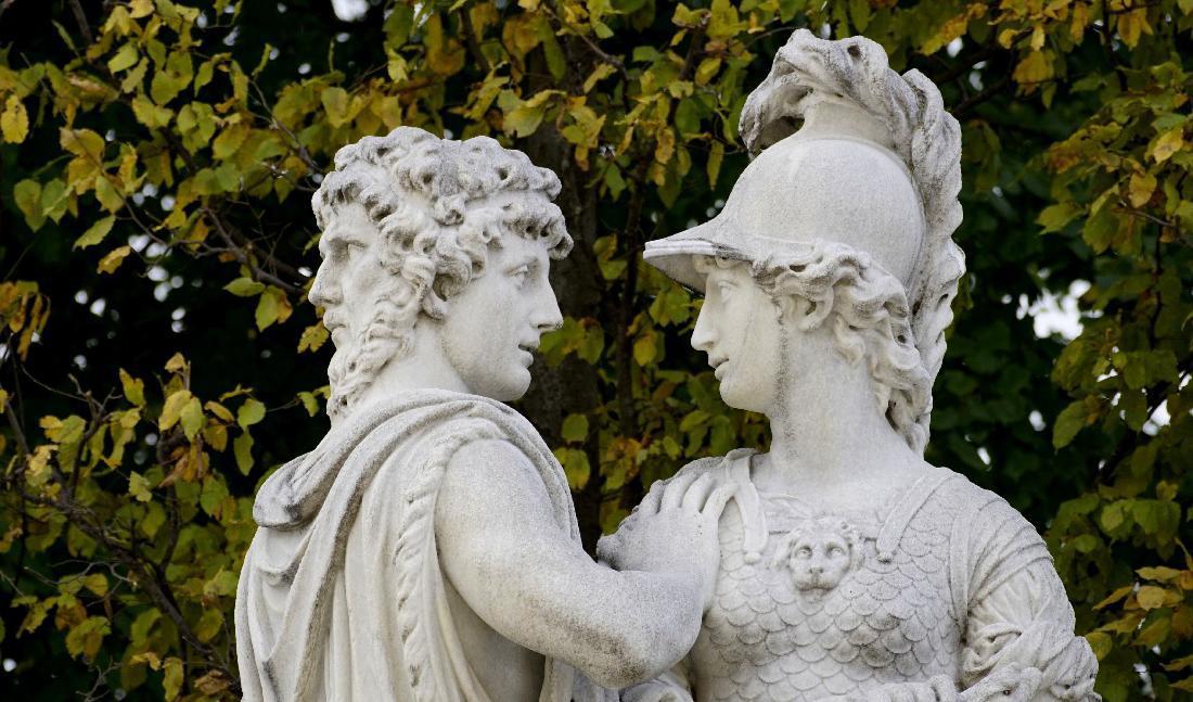 
Den romerske guden Janus hade två huvuden huvuden och kunde därför se både framåt och bakåt på samma gång. Januari är namngiven efter honom. Här ses han med krigsgudinnan Bellona i Schönbrunns slottspark, Wien. Foto: Pixabay                                            