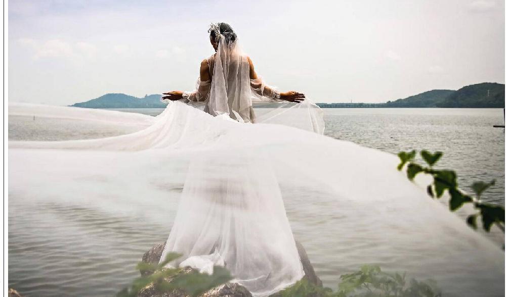 







En brud i bröllopsklänning poserar för bröllopsfotografen vid Östra sjön i staden Wuhan i Hebeiprovinsen i centrala Kina, den 16 maj 2020. Foto: Hector Retamal/AFP via Getty Images                                                                                                                                                                                                                                                                                                                                                                