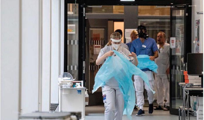 Svensk sjukvård är dåligt förberedd inför ett krig, visar en rapport från Socialstyrelsen. Här ses personal på Danderyds sjukhus förbereda sig för akut patientintag. Foto: Jonathan Nackstrand/AFP via Getty Images