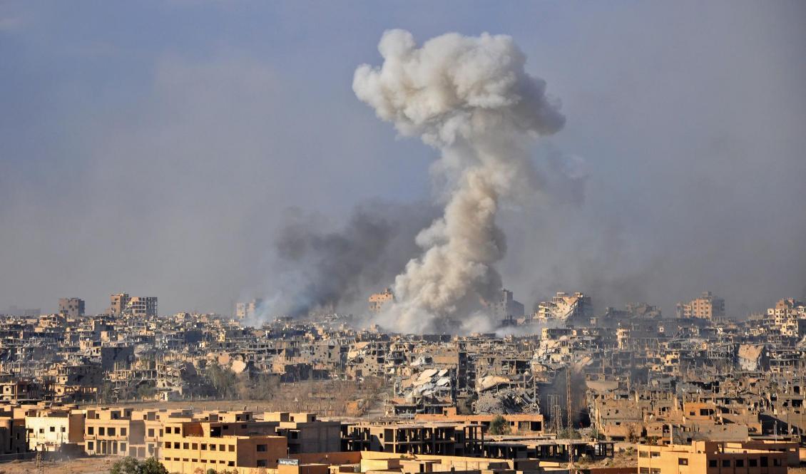 

På bilden syns staden Deir Ezzor i östra Syrien den 31 oktober 2017 under en flygattack mot en grupp jihadister tillhörande terrororganisationen IS. Foto: STRINGER/AFP via Getty Images                                                                                        