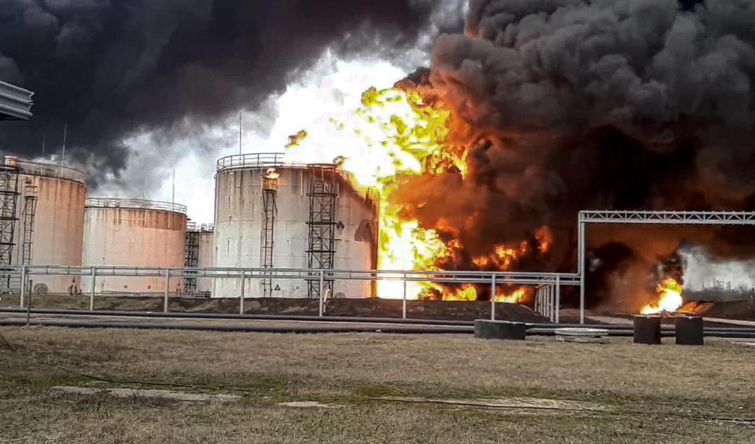 Oljedepån i ryska Belgorod brinner. Foto: Ryska myndigheter via AP/TT