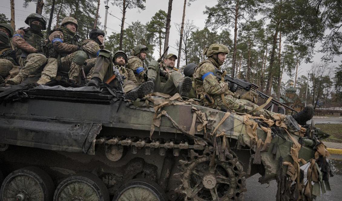 Ukrainska soldater utanför Kiev. Foto: Vadim Ghirda/AP/TT