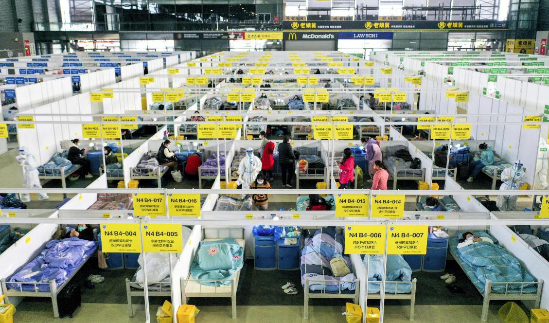En bild som statliga kinesiska nyhetsbyrån Nya Kina släppt från en mässhall i Shanghai där man byggt upp temporära bäddar för behandling av covidsmittade. Foto: Ding Ting/AP/TT