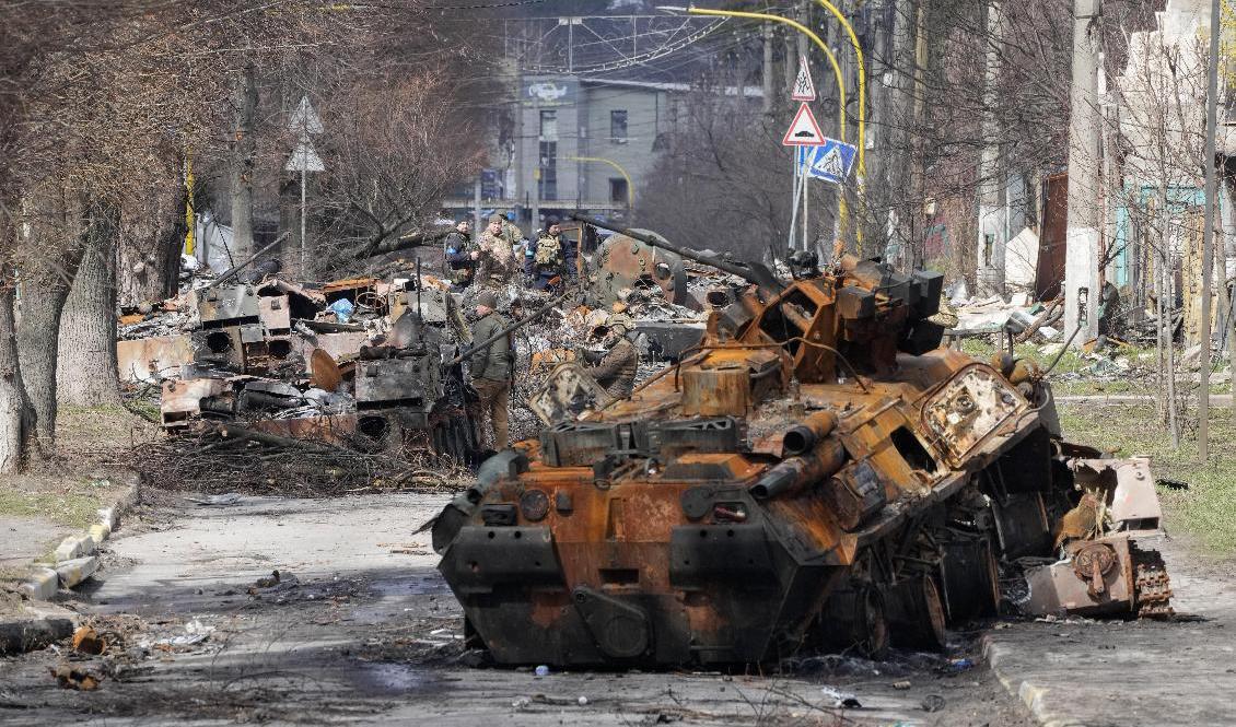 Ukrainska soldater undersöker förstörda ryska stridsvagnar efter striderna i Butja. Foto: Efrem Lukatsky/AP/TT