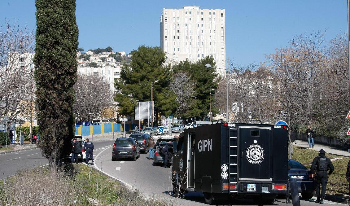 Poliser spärrar av en väg efter skottlossning i La Castellane, i Marseilles 15:e arrondissement, i februari 2015. Foto: Claude Paris/AP/TT