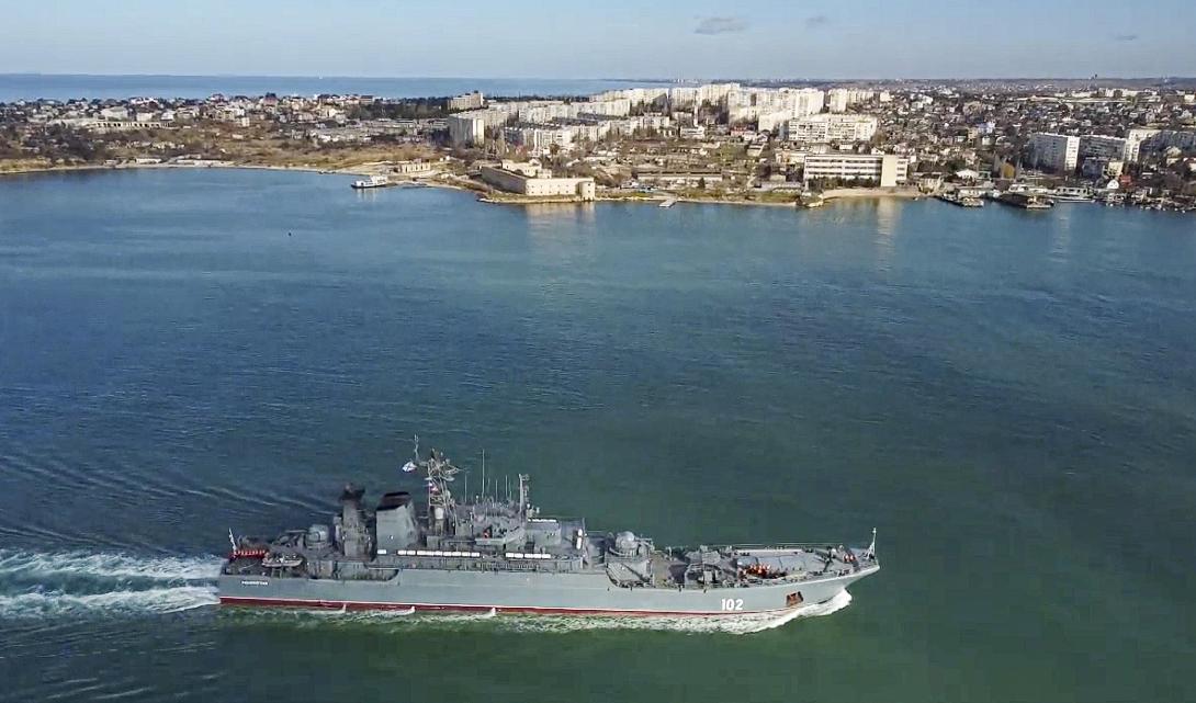 Ryska fartyget Kaliningrad seglar in i Sevastopols hamn innan anfallskriget inleddes. Arkivbild. Foto: Rysslands försvarsdepartement/AP/TT