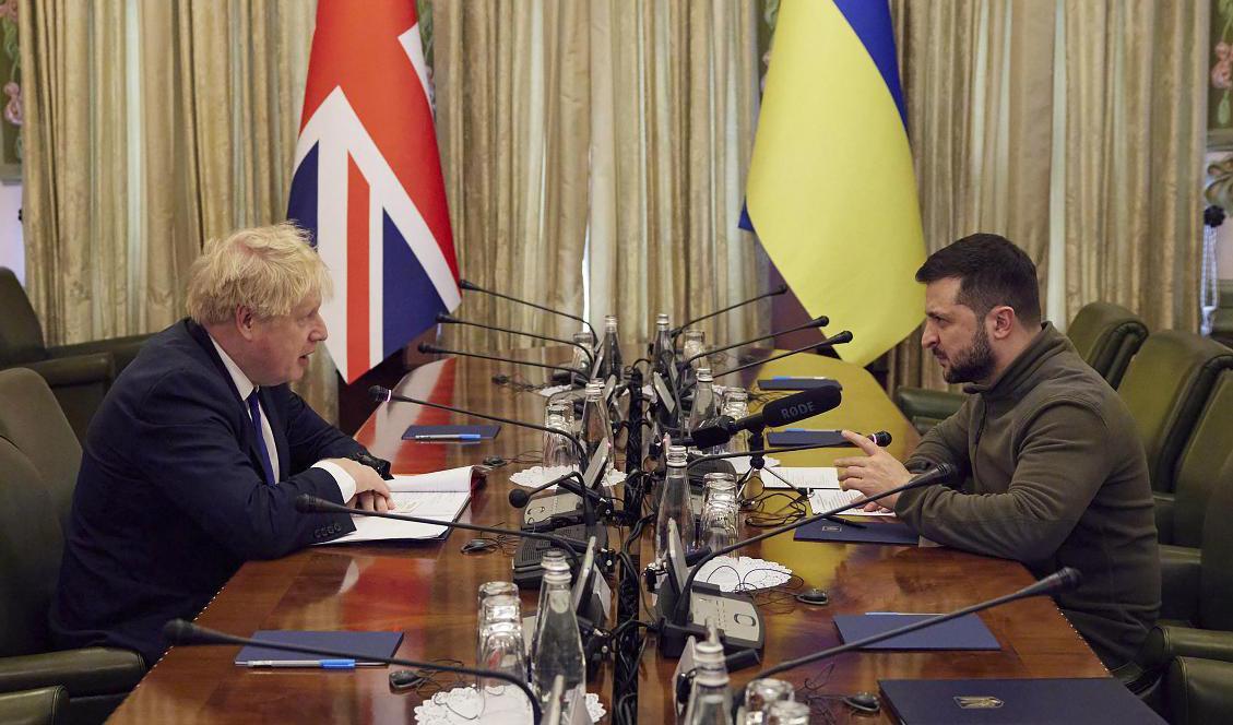 Storbritanniens premiärminister Boris Johnson och Ukrainas president Volodymyr Zelenskyj höll samtal i Kiev under lördagen. Foto: Ukrainska presidentämbetet via AP/TT