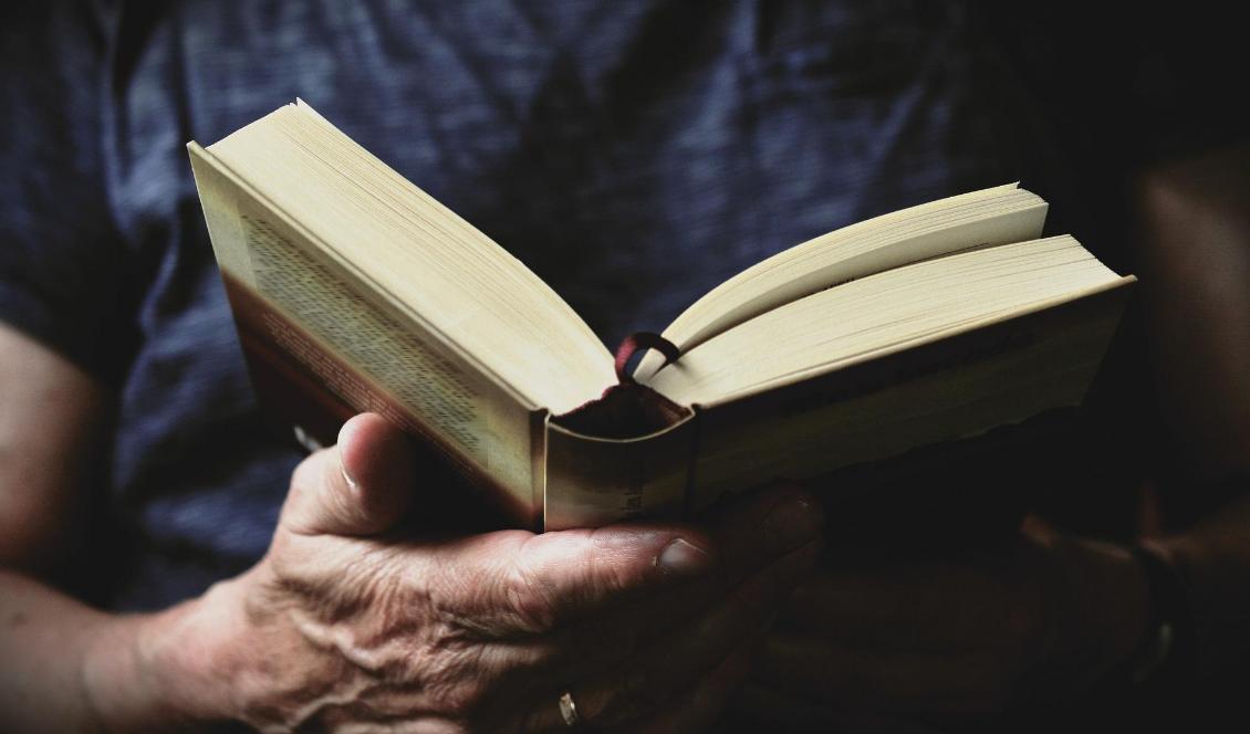 Svenskarna läser i första hand för att slappna av, enligt en undersökning gjord på uppdrag av Sveriges Radio. Foto: Pixabay