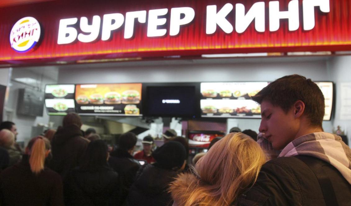 

Öppningsdagen på Rysslands första Burger King i Moskva den 21 januari 2010. Nu vill man stänga ner i Ryssland, men det ryska samriskföretaget vägrar. Foto: Andrey Smirnov/AFP via Getty Images                                                                                        
