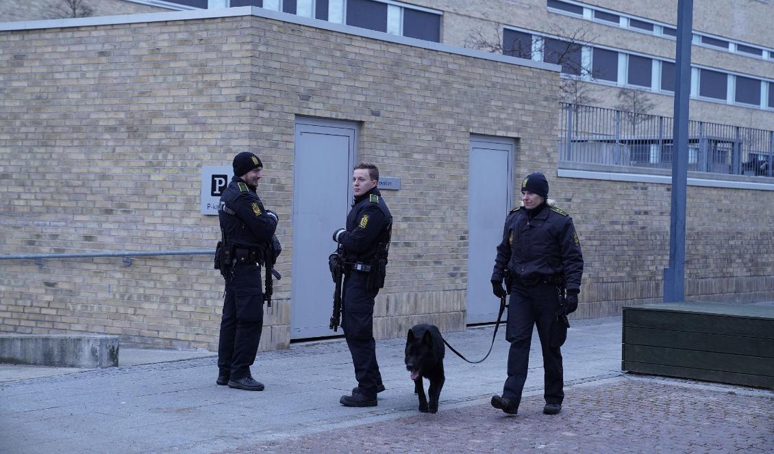 
Poliser bevakar en domstolsbyggnad i Holbæk i Danmark den 23 februari i samband med att sex personer misstänks för terrorplaner. Foto: Claus Bech/Ritzau Scanpix/AFP via Getty Images                                            