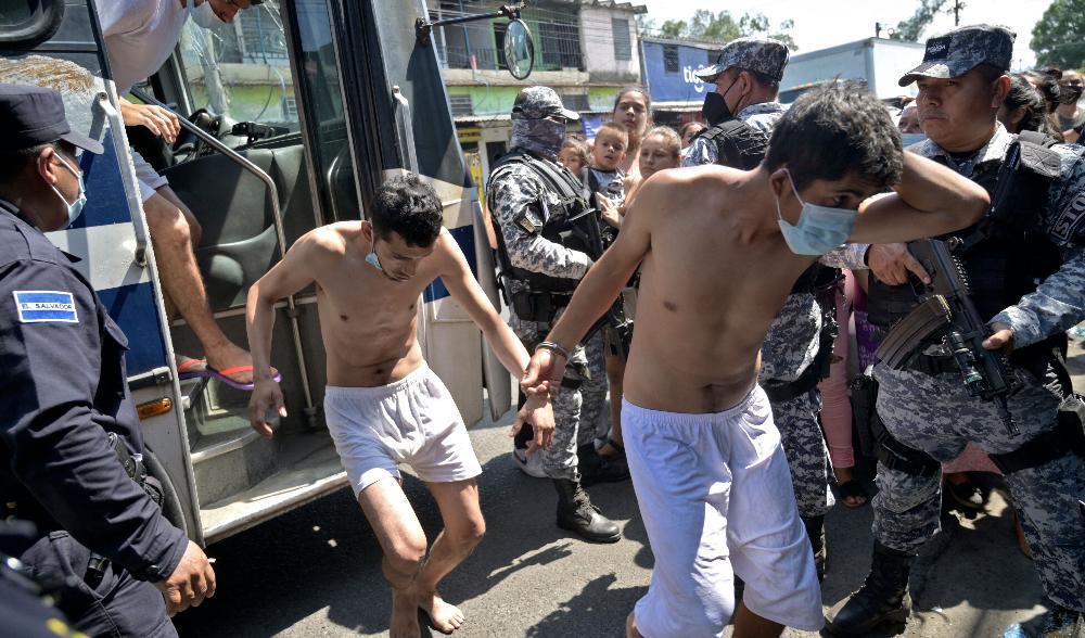 

Unga män misstänkta för att ha kopplingar till kriminella gäng har hämtats in av den lokala polisen under undantagstillståndet som utfärdades i San Salvador den 31 mars. Foto: Marvin Recinos/AFP via Getty Images                                                                                        