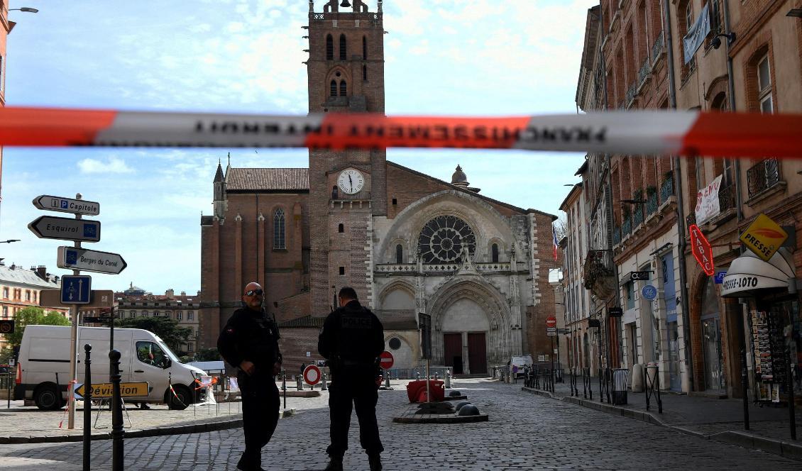 



Säkerhetspersonal vid Saint Etienne-katedralen i franska Toulouse den 8 april 2022. Foto: Matthieu Rondel/AFP via Getty Images                                                                                                                                                                                