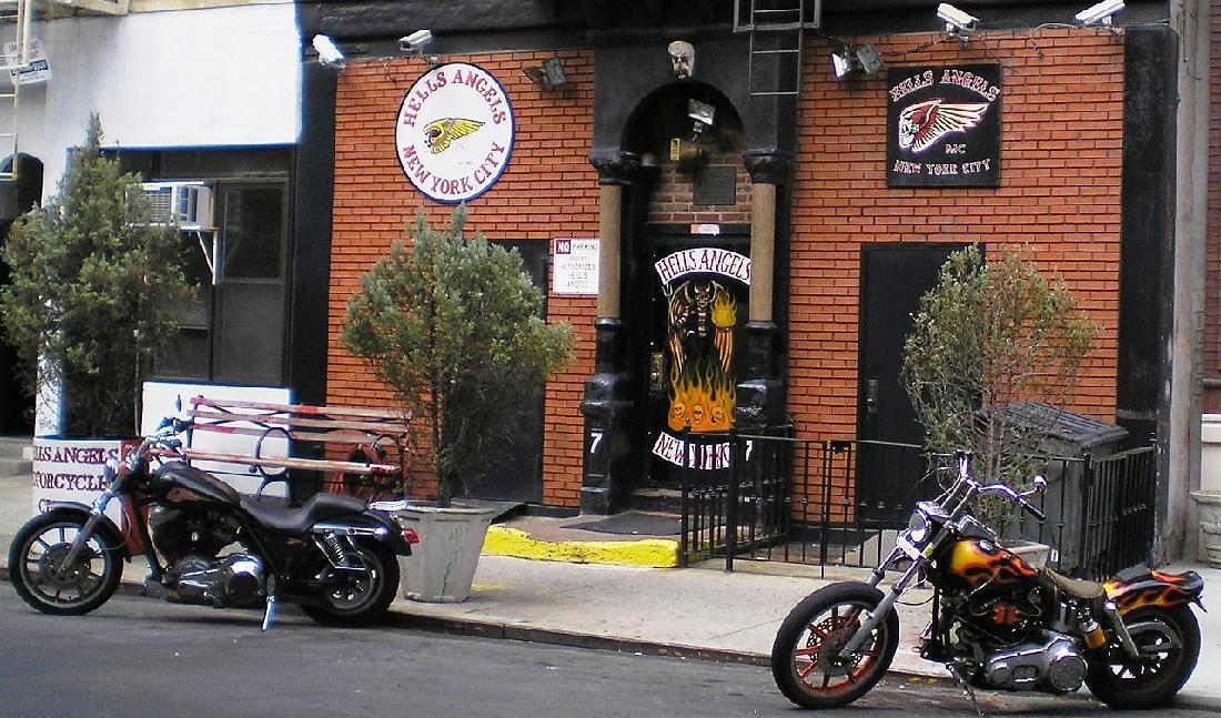 



Statusmotorcyklarna står parkerade utanför Hell Angels ställe i New York. Foto: Creative Commons                                                                                                                                                                                