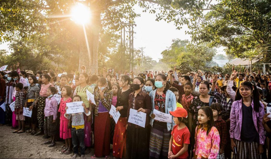 
En demonstration mot militärkuppen i Myanmar äger rum i Ayadaw Township, i Monywa-distriktet i Sagaing-divisionen i Myanmar, den 13 februari. Foto. AFP via Getty Images                                            