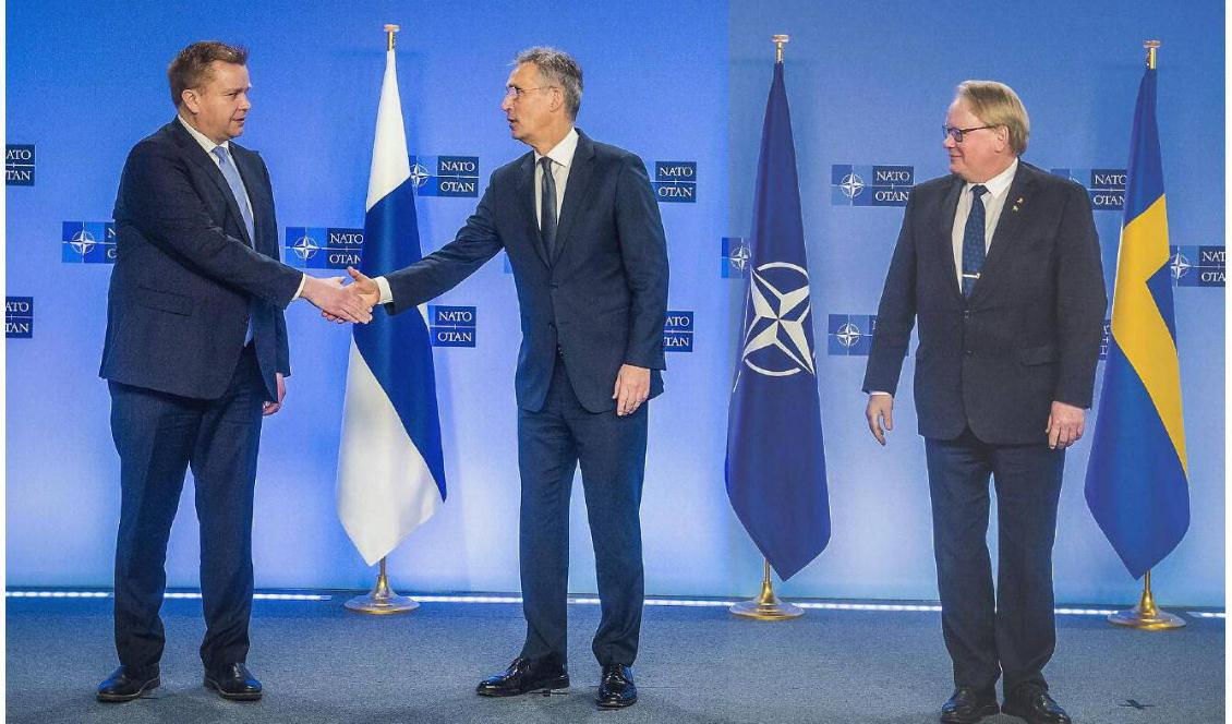 Står Finland närmare ett Nato-medlemskap än Sverige? Finlands försvarsminister Antti Kaikkonen, Natos Jens Stoltenberg och Peter Hultqvist. Foto: Jan Van De Vel/Nato