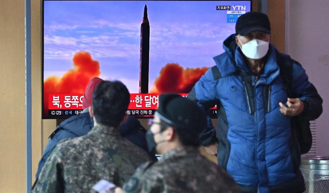 

En tv-skärm visar en nyhetssändning från ett nordkoreanskt missiltest, i Seoul i Sydkorea den 27 februari 2022. Foto: Jung Yeon-Je/AFP via Getty Images                                                                                        