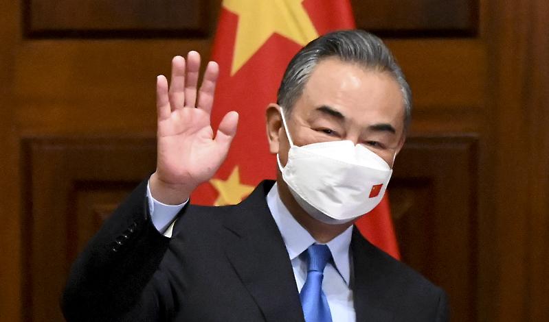 Kinas utrikesminister Wang Yi under ett möte i Sri Lanka. Wang träffade nyligen Rysslands utrikesminister Sergej Lavrov. Foto: Ishara S Kodikara/AFP via Getty Images