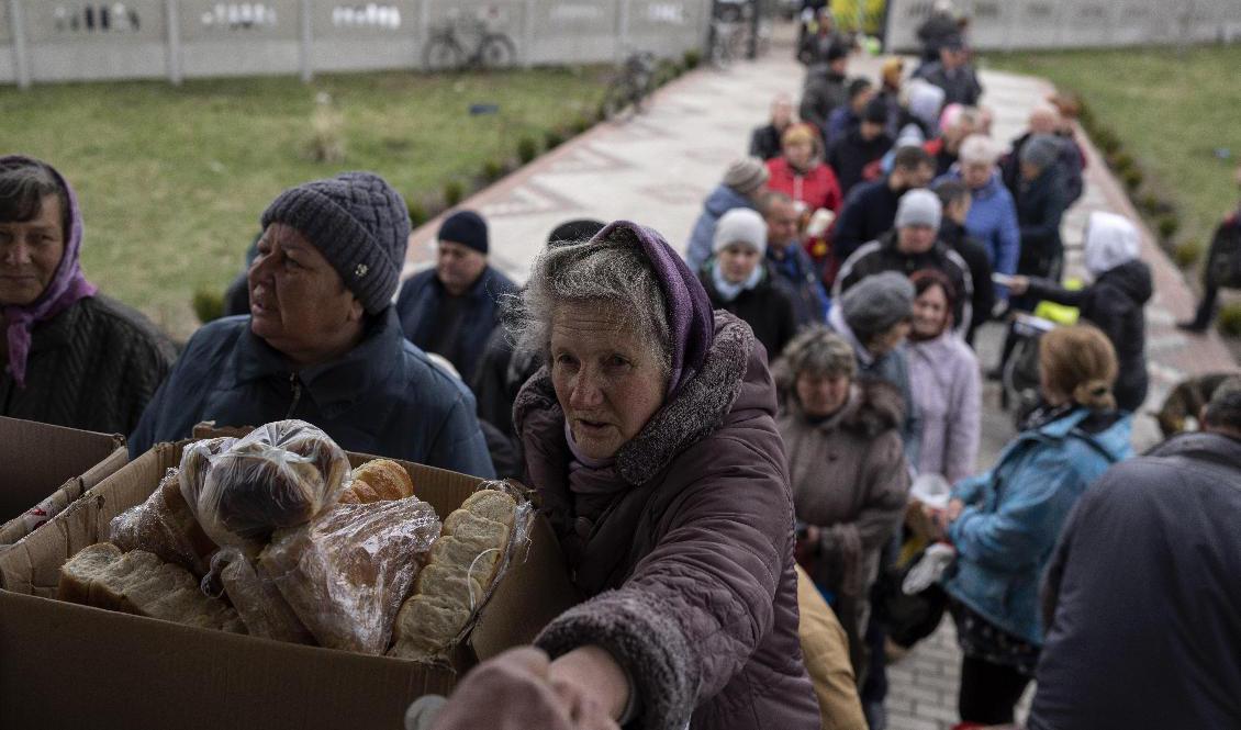 Människor köar för mat vid en kyrka i Borodyanka på söndagen. Foto: Petros Giannakouris/AP/TT