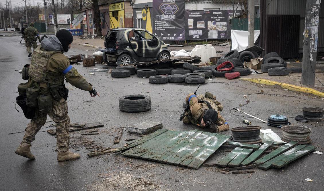 Ukrainska soldater söker efter försåtsmineringar i tidigare ryskockuperade Butja. Foto: Vadim Ghirda/AP/TT