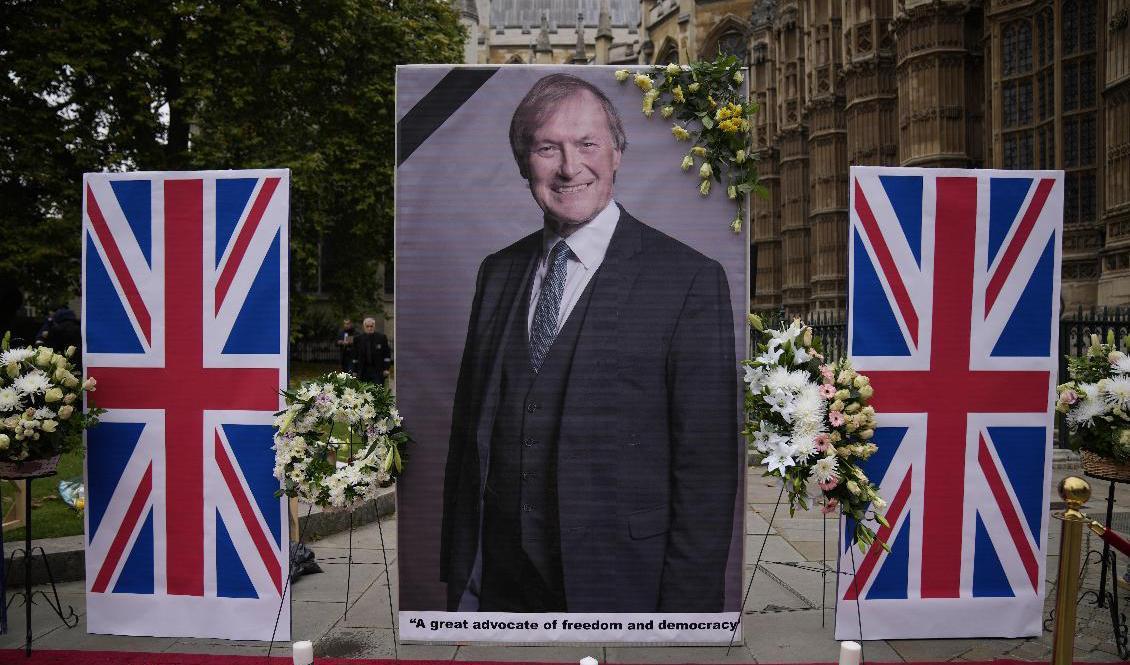 En minnesplats för den mördade politikern David Amess i London i fjol. Arkivbild. Foto: Matt Dunham/AP/TT