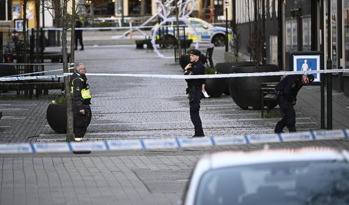 En man sköts i Eslöv på långfredagen. Polisen spärrade av delar av centrala staden. Foto: Johan Nilsson/TT