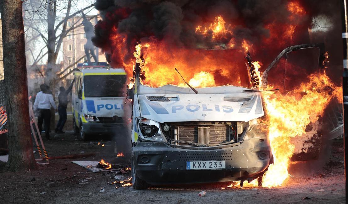 Motdemonstranter har satt eld på en polisbuss i Sveaparken i Örebro. Foto: Kicki Nilsson/TT
