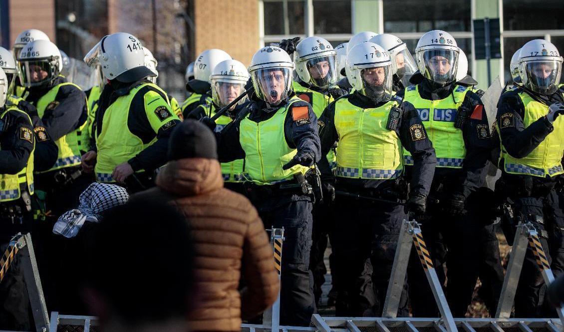 Poliser motar bort motdemonstranter vid Sveaparken i Örebro. Arkivbild. Foto: Pavel Koubek/TT