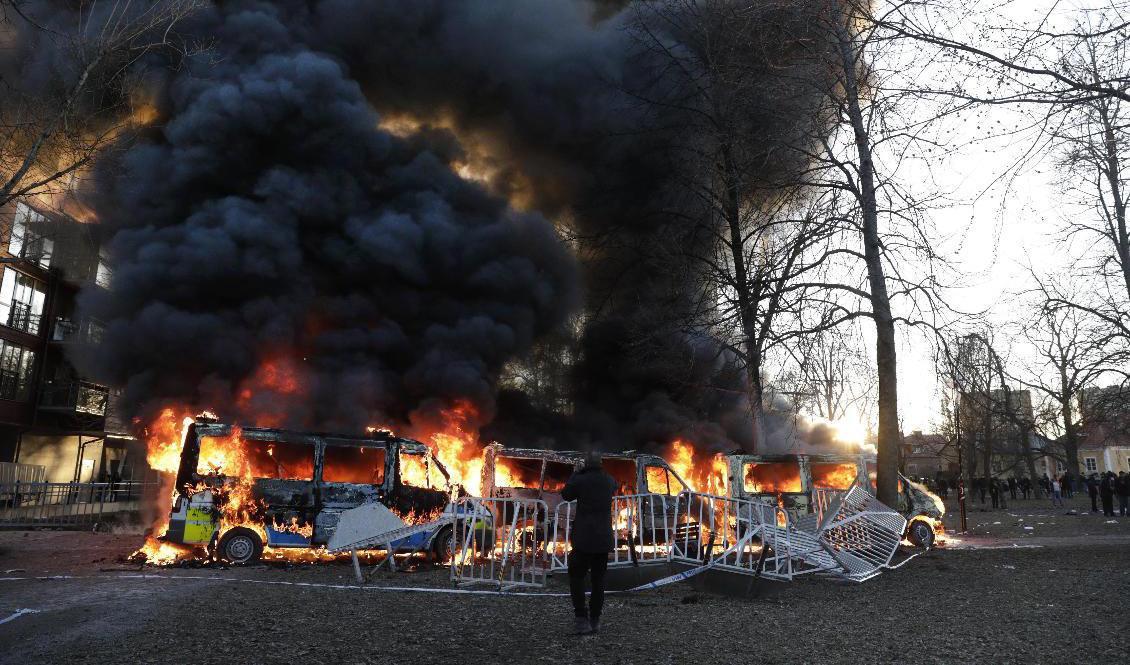 Motdemonstranter satte eld på tre polisbussar i Sveaparken i Örebro. Foto: Kicki Nilsson/TT