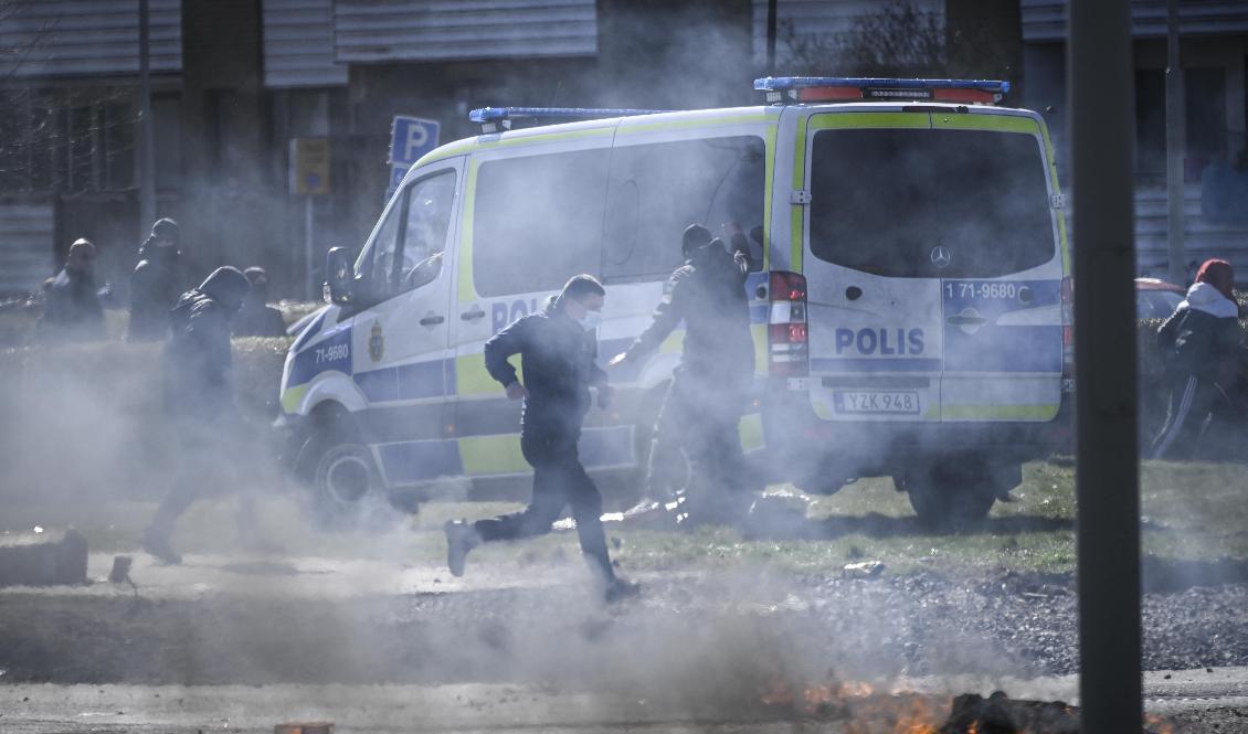 Polis och motdemonstranter drabbar samman på Koppargården i Landskrona på lördagseftermiddagen. Foto: Johan Nilsson/TT