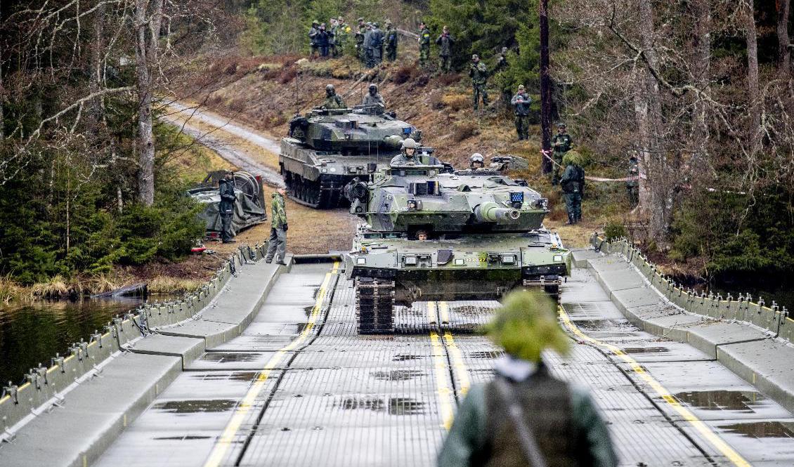Leopardstridsvagn på väg över Lagan på en tillfällig militärbro under en övning i Vaggeryd i maj förra året. Foto: Adam Ihse/TT