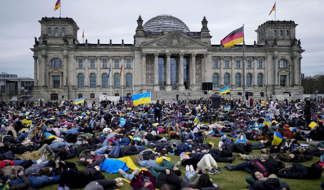En manifestation för Ukraina utanför riksdagshuset i Berlin förra veckan. Foto: Markus Schreiber/AP/TT