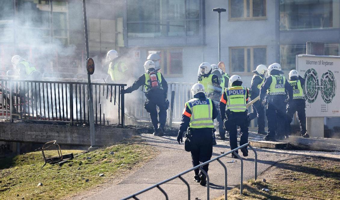Kravallutrustad polis vid Ringdansen centrum under upploppen i Navestad i Norrköping på påskdagen. Foto: Stefan Jerrevång/TT