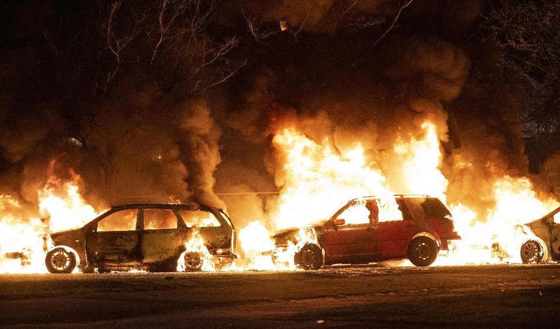 Flera bilar har satts i brand under de våldsamma dagarna. Här från Malmö i söndags. Foto: Johan Nilsson/TT