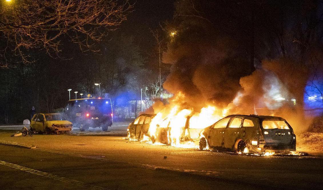 Bilar i brand på Von Rosens väg vid Rosengårdsskolan i Malmö. Foto: Johan Nilsson/TT