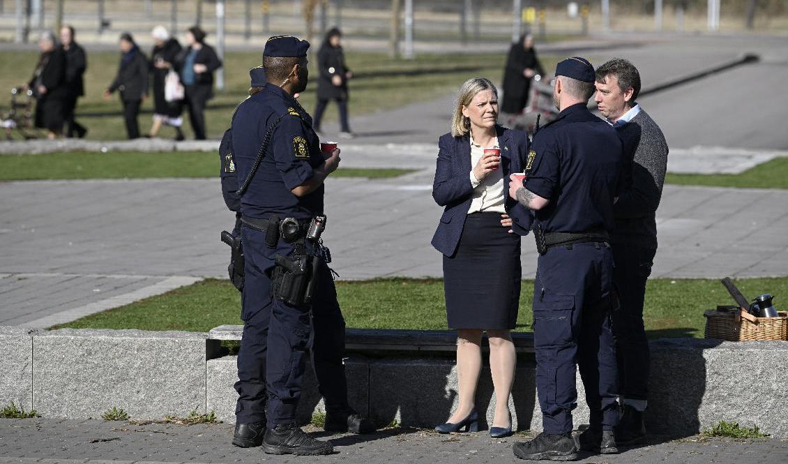 Statsminister Magdalena Andersson (S) besöker Norrköping och samtalar med de poliser som tjänstgjorde under helgen. Foto: Pontus Lundahl/TT