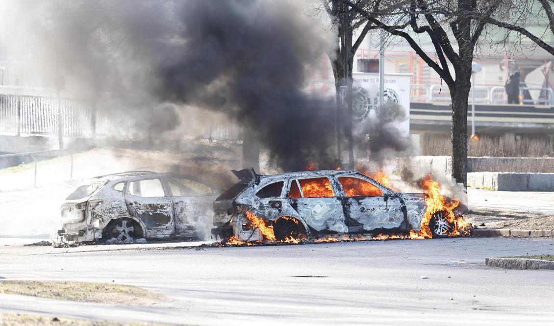
Två bilar brinner på en parkering vid Ringdansen centrum, i samband med upplopp i Navestad i Norrköping på påskdagen. Foto: Stefan Jerrevång/TT                                            