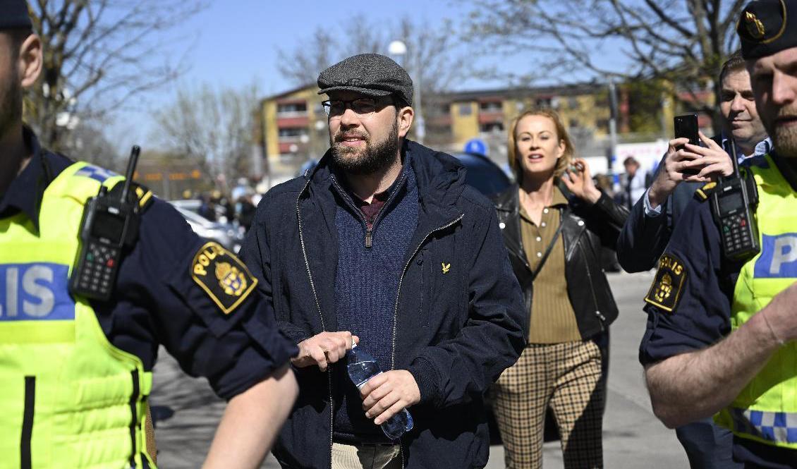 Sverigedemokraternas partiledare Jimmie Åkesson besöker efter påskhelgens kravaller stadsdelen Skäggetorp i Linköping. Foto: Henrik Montgomery/TT