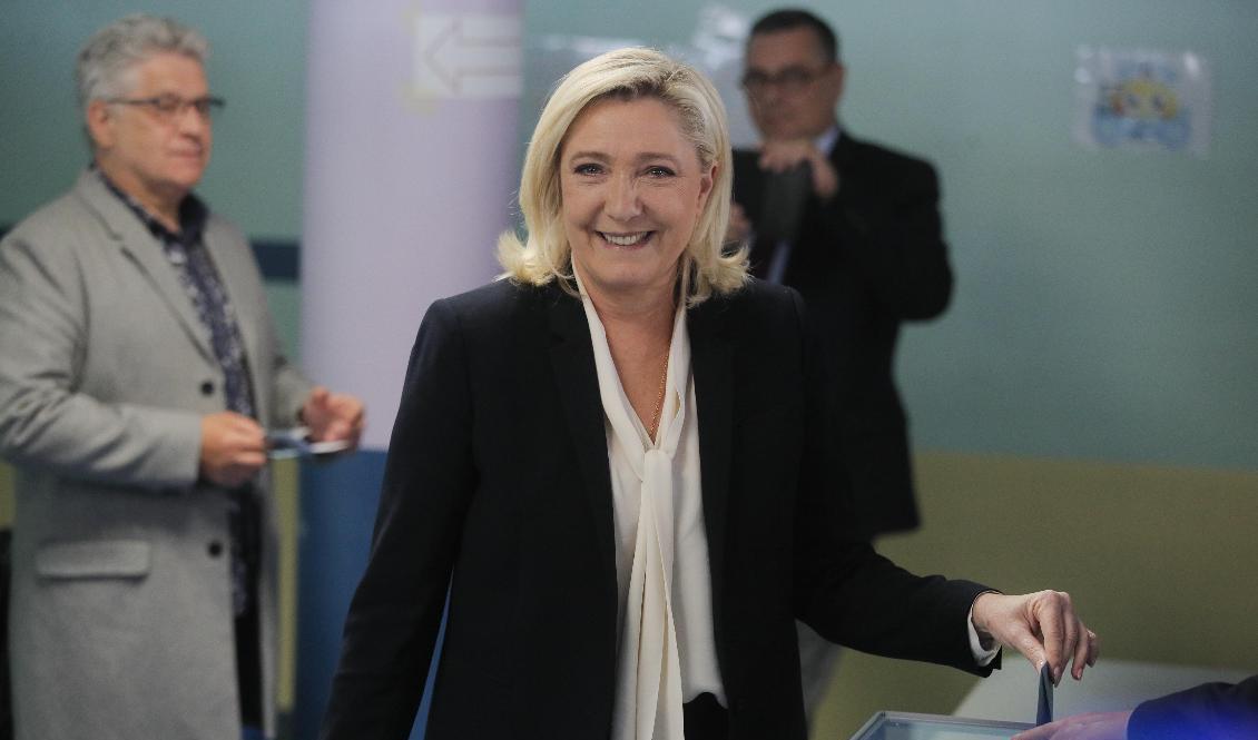 Ena kandidaten för presidentskapet, högerradikala Marine Le Pen, har lagt sin röst i en vallokal i Henin-Beaumont i norra Frankrike. Foto: Michel Spingler/AP/TT